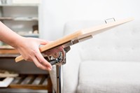 Table de lit relevable réglable en hauteur avec roulettes, en métal et bois, pour chambre moderne et salon