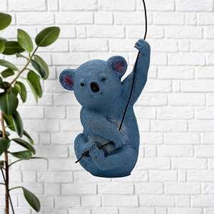 Escultura decorativa de koala azul colgante de la pared, figura de animal juguetona, adorno moderno para el interior del hogar sobre pared de ladrillo blanco - Product Image 1