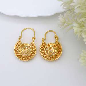 Boucles d'oreilles créoles en plaqué or 18 carats de créateur ethnique Om et cœur Bijoux d'oreilles religieux et spirituels pour femmes et filles - Product Image 5