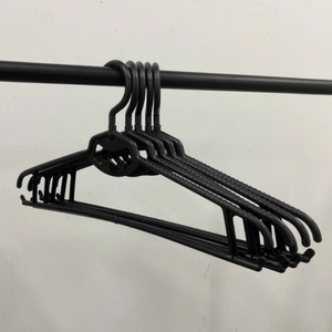 Nouveau cintre en plastique de la manufacture du Vietnam largeur d'épaule rotative à 360 degrés taille 41cm de long avec 2 couleurs noir et blanc - Product Image 3