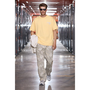 Camiseta DUKEI de Cuello Redondo Extra Grande para Hombre en Amarillo, Algodón Orgánico con Estampado - Product Image 6