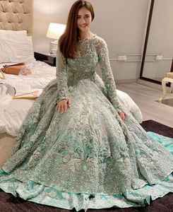 El mejor vestido de mujer pakistaní con trabajo de secuencia única y hermoso bordado a mano y Dupatta a juego - Product Image 4