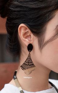 Boucles d'oreilles tribales en corne fabriquées à la main pour les acheteurs soucieux de l'environnement à la recherche d'accessoires légers et audacieux avec un attrait naturel - Product Image 2