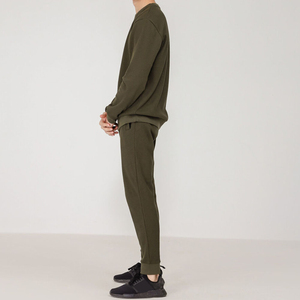 Ensemble de survêtements pour hommes avec coupe ajustée au design personnalisé Costumes de survêtement pour hommes de qualité supérieure pour l'entraînement et le sport - Product Image 5