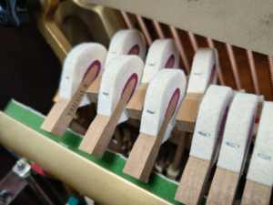 Piano Vertical Yamaha W102bw de Calidad Japonesa, 88 Teclas, Rendimiento Profesional, Sonido Potente y Claro, Estilo Clásico, Listo para el Escenario - Product Image 3