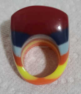 Vente en gros personnalisée de la meilleure qualité fabriquée à la main de haute qualité belle bague en résine colorée pour les femmes faite à la main en Inde - Product Image 5