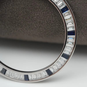 แหวนขอบหน้าปัดนาฬิกา GMT ขนาด 40 มม. ทำมือจากสแตนเลสสตีลประดับโมอิสซาไนต์ รุ่น Luxira Jewels ดีไซน์แบบร่อง ประดับด้วยพลอยสีมรกตและทับทิมทรงบาแกตต์ - Product Image 2