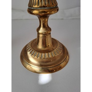 Paire de bougeoirs vintage en laiton avec base ronde Bougeoirs du milieu du siècle - Product Image 5