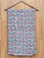 Ce magnifique tissu en coton blanc imprimé à la main présente un charmant motif de branche de vigne avec des détails délicats en rose et vert menthe.