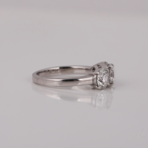 Bague de fiançailles personnalisée à trois pierres, diamant rond de laboratoire, argent sterling plaqué or, cadeau luxueux pour un anniversaire - Product Image 5