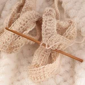 Crochet en bois naturel élégant pour les artisans minimalistes, crochet en bois à manche incurvé pour une prise en main facile à prix avantageux - Product Image 3