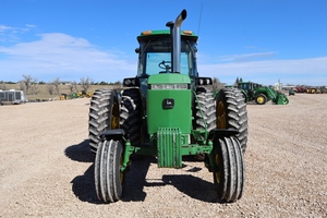 Tractor Agrícola Usado JD 4450 4WD con Transmisión por Engranajes - Product Image 1