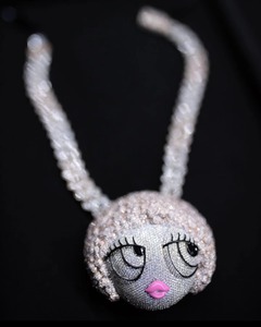 Pendentifs de dessin animé en émail créatif les plus vendus pour les breloques de collier de personnage de filles ou la conception de bijoux personnalisés disponibles à la vente - Product Image 4