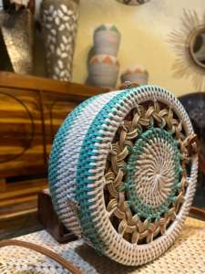Sac en rotin rond Lombok Heritage motif Gendit tissé à la main avec artisanat en osier dégradé vert blanc - Product Image 2
