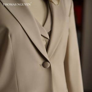 Traje de Negocios Personalizado para Mujer - Conjunto de Tres Piezas a Medida |   Chaqueta y Pantalones de Plomo Beige Resistentes |   Nueva Colección Femenina - Product Image 2