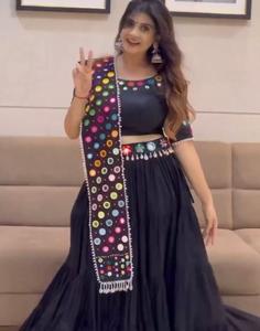 Diseñador exclusivo estilo Bollywood Lehenga Choli para adultos colección de fiesta de boda india paquistaní fabricado en exclusiva - Product Image 1