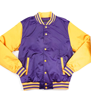 Chaqueta Varsity Premium Morada y Dorada, Corte Ajustado, Estilo Urbano, Tipo Béisbol, Cuello en V, Bolsillos con Cremallera, Impermeable - Product Image 1