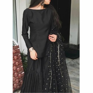 Élégante tenue de soirée noire en organza coupe trapèze avec taille naturelle, col carré, superposition transparente et dupatta Bindi - Product Image 2