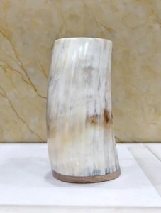 Mug en corne de buffle africain fait main, style Viking médiéval, avec cuillère et plateau à motif cœur - Product Image 1