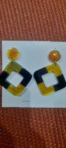 Boucles d'oreilles de qualité supérieure en résine de couleur personnalisée, polies et brillantes, fabriquées à la main, pour femmes d'Inde. - Product Image 6