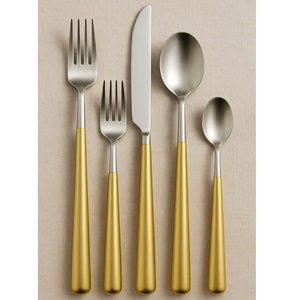 Couverts modernes à poignée noire mate, couverts en acier inoxydable de 4 pièces avec dessus en argent brossé, ustensiles de table élégants pour la salle à manger - Product Image 5