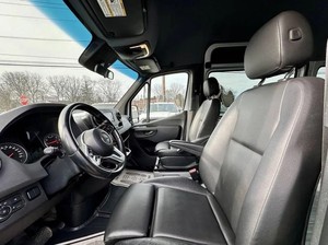 Mercedes-Benz Sprinter 2500 Usada, Año 2019, Techo Alto, Volante a la Derecha, Euro VI, Furgoneta Comercial de Alta Capacidad, Motor Diésel Turbo V6 de 3.0L - Product Image 2
