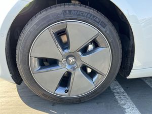 2022 Tesla Model 3 Long Range AWD Cuádruple-Motor Sedan 358-Mile Tecnología de piloto automático Asientos de cuero R19 Tamaño del neumático Automático - Product Image 4
