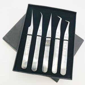 แหนบต่อขนตาสแตนเลสสตีลสีเงินแบบขายส่ง พร้อมโลโก้สั่งทำ ด้ามจับรูปหัวใจ แข็งแรง ทนทาน สำหรับใช้ต่อขนตา - Product Image 1