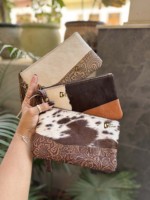 Dompet Kulit Sapi Asli Model Wrestle Clutch Warna Coklat dengan Ukiran dan Patch Kulit Sapi Berbulu Gaya Western