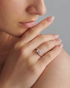 Bague solitaire ovale en diamant bypass de taille design Bague solitaire en diamant de laboratoire Pierre principale Bague en or massif 14 carats - Product Image 1