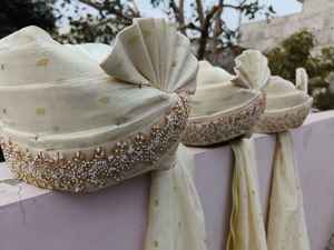 ผ้าโพกศีรษะงานแต่งงานสีขาวนวล งานฝีมือสุดหรูหรา ผ้าโพกศีรษะแบบซาฟาสำหรับผู้ชาย ผ้าโพกศีรษะแบบจอดปุรี ผ้าโพกศีรษะเจ้าบ่าว ผ้าโพกศีรษะแบบอินเดียสำหรับผู้ชาย ของขวัญงานแต่งงาน - Product Image 5