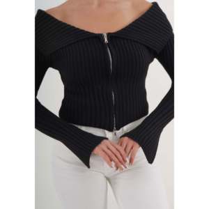 Blusa de Punto Negra para Mujer con Cuello Madonna y Cierre Completo, Disponible para Venta al Por Mayor - Product Image 1