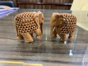 Estatua de Elefante Tallada a Mano en Madera de Sándalo Puro, Forma Ovalada, Cuentas Sueltas Elegantes, Artesanía Hecha en India SWA-115 - Product Image 3