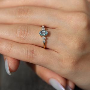 8x6mm Corte ovalado Aqua Blue CZ Anillo de compromiso Anillo de oro de tres piedras con piedras laterales - Product Image 3