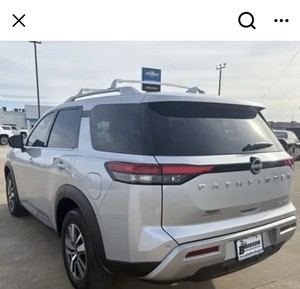 Nissan Pathfinder V6 4.0L AWD 2024 d'occasion, intérieur foncé, sièges en cuir, boîte automatique, R20, conduite à gauche, turbo, toit ouvrant panoramique - Product Image 3