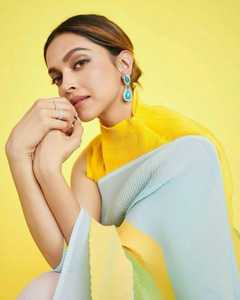 Saree en Georgette élégante et exclusive de designer indien avec chemisier tendance élégant à impression numérique pour la fête - Product Image 2