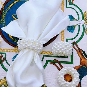 Perles blanches Rond de serviette Accessoire de décoration de table élégant pour la maison Salle à manger Mariage et fête Design élégant fait à la main et gracieux - Product Image 6