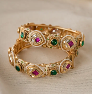 Brazaletes de latón adornados con bolas de oro, con cúpulas de filigrana y pequeños ajustes de rubí y piedra verde, están disponibles a precios al por mayor. - Product Image 3