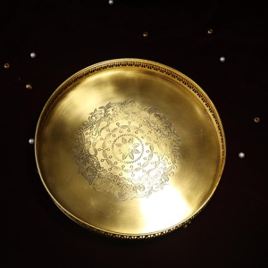 Luxury Round Gold Finished <b>Metal</b> Serving Tray With Engraved Design And Cut Work <b>Edge</b> Ideal For Dining Table And Entertaining - Product Image 3