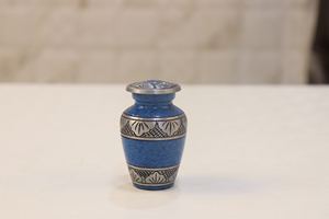 Urna de cremación de recuerdo pequeña de diseñador para cenizas humanas Acabado antiguo | Mini urna funeraria personal para compartir metal - Product Image 4