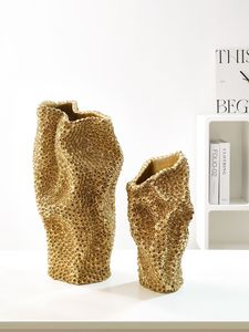 Vase en métal créé pour des thèmes écologiques alliant à des préférences de style de vie de décoration intérieure durable - Product Image 2