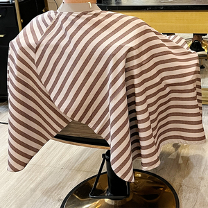 Logotipo personalizado Capa de corte de pelo negra profesional Cierre ajustable Salón Poliéster Impermeable Silicona Cuello Capa de peluquero - Product Image 2