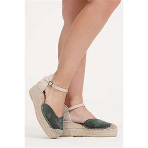 Alpargata cerrada con punta en cuña - Product Image 5