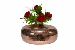 Vase en métal avec design de forme antique et construction durable pour une décoration intérieure intemporelle - Product Image 4