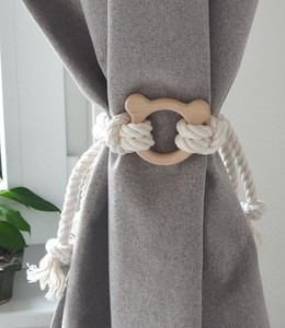 Attache de rideau en forme de tête d'ours, corde en coton et décoration en bois - Product Image 1