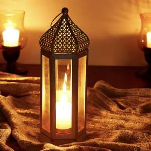 Farol de Vela Marroquí de Metal Plateado Vintage con Paneles de Vidrio, Diseño Elegante Perforado, Brillo Cálido Ambiental para Decoración del Hogar - Product Image 4