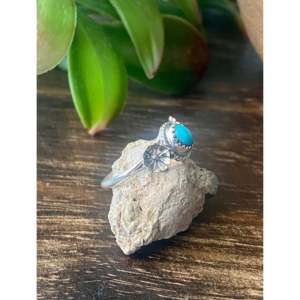 Anillo de Plata de Ley y Turquesa Hecho a Mano por los Navajo, Joyería Cultural Coleccionable, Talla 8 - Product Image 3