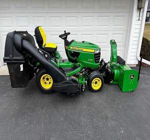 Cortadora de césped John Deere X758 de uso pesado en stock, lista para trabajar. ¡Compre ahora antes de que se agoten las existencias! La máquina de mejor rendimiento a la venta. - Product Image 1