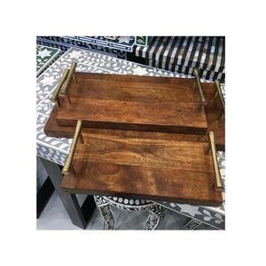 Plateaux en bois au design attrayant avec des poignées en laiton couleur or, articles de cuisine de la plus haute qualité, plateaux de service - Product Image 1