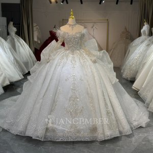 Robe de mariée élégante et moderne XS253, longue, à col bateau, en plumes et cristaux, avec applications en dentelle bouffante et motifs floraux - Product Image 1